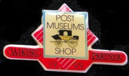 POST MUSEUMS SHOP 1995 - MUSEE DE LA POSTE - WIKING PARTNER - DILIGENCE - CARRIOLE - FOND ROUGE - (JAUNE) - Mail Services