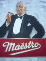 Rookwaren Sigaren Maëstro Prachtig Kartonnen Reclamepaneel 36 X  44 Cm In Prima Staat - Objetos Publicitarios