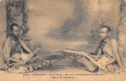 Delcampe - CPA ASIE /  CAMBODGE / POM PENH / BONZES CAMBODGIENS PRIANT ET LISANT LES TABLETTES - Cambodia