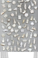 Gros Lot De 77 Féves Anciennes En Plastique Blanc - Oude