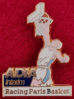 PIN'S Arthus BERTRAND Thème BASKET BALL Pour ADIA INTERIM, En ZAMAC Base Or, Couleurs Maillots Dominante BLEUE Et BLANC - Arthus Bertrand