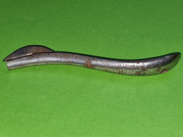 Ancien PERCE Et  OUVRE BOITE En Métal - Publicité LE SINGE - Etat D'usage "dans Son Jus" - Environ L 14 Cm - Vers 1950 - Flaschenöffner