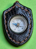 Ancienne Mini BOUSSOLE Métal Cuir Façon Serpent Verre - Etat D'usage - Environ : 4.3 X 2.7 Cm - Vers 1940 1950 - Other Apparatus