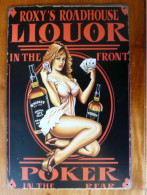 Plaque En Tole Roxy's Roadhouse LIQUOR In The Front POKER In The Rear Whiskey - Targhe In Lamiera (a Partire Dal 1961)