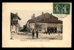 54 - CHAMBLEY - UNE RUE ET LES COMPTOIRS FRANCAIS - CARTE COLORISEE - Chambley Bussieres