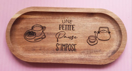 Plat De Service En Bois Gravé " Une Petite Pause S'impose" - Schalen Und Tabletts