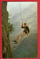 CLIMBING ESCALADE KLETTERN.   HANGING ON A ROPE - Bergsteigen