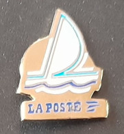 PIN'S - LA POSTE, Voilier, Bleu, Blanc, Doré - Mail Services