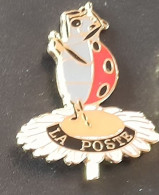PIN'S - LA POSTE, Coccinelle Sur Marguerite Rose, Jaune - Mail Services