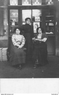 CARTE PHOTO FEMMES DEVANT UN MAGASIN - Geschäfte