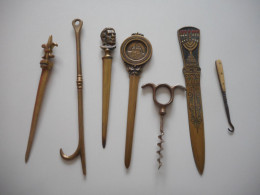 PETIT LOT D'OUVRE LETTRES ANCIENS, TIRE BOUCHON, DIVERS OBJETS DE BROCANTE A IDENTIFIER, LAITON CUIVRE - Apri Lettere