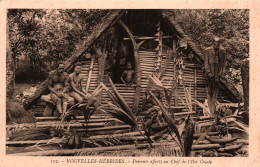 Nouvelles Hébrides - Présents Offerts Au Chef De L'Ilot Ouale (Ile Du Vanuatu) Carte N° 112 Non Circulée - Vanuatu