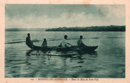 Nouvelles Hébrides - En Pirogue Dans La Baie De Port-Vila (Efaté, Ile Du Vanuatu) Carte N° 101 Non Circulée - Vanuatu
