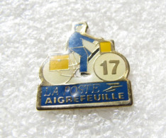 PIN'S        LA POSTE   AIGREFEUILLE  17 - Mail Services