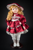 Poupée Romantique En Robe  Et Chapeau Bordeau - Muñecas