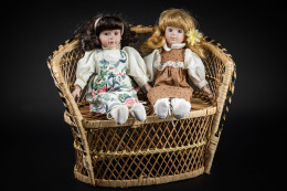 Lots De 2 Poupées En Porcelaine "Fillettes Romantiques" - Muñecas