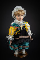 Poupée Folklorique En Porcelaine - Muñecas