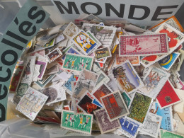 MONDE  , BAC À TIMBRES 225 G , DÉCOLLÉS, ANCIENS + MODERNES, TOUS FORMATS MINIMUM 3000 TIMBRES - Vrac (min 1000 Timbres)