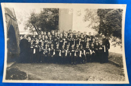 Delcampe - Creutzwald 1920-1930 Carte Photo Communiant Curé Devant Le Presbytère - Creutzwald