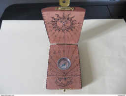CADRAN SOLAIRE De VOYAGE Ou De POCHE Avec Sa BOUSSOLE ( Estampillé Japon Sur Le Cadran De La Boussole ) VOIR SCANS - Other Apparatus