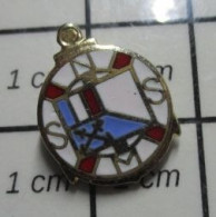 1217 Pin's Pins / Beau Et Rare :  ASSOCIATIONS / SAUVETAGE EN MER SNSM BOUEE ET DRAPEAU FRANCAIS Par ARTHUS BERTRAND - Arthus Bertrand