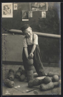 AK Kleiner Junge Mit Grossen Kegelfiguren - Bowling