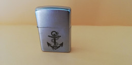 @ Briquet Zippo Gravure Ancre De Marine ( Troupes De Marine ) C - VI ( Mars-1990 ) Chrome Brossé @ - Zippo