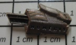 810d PINS PIN'S / Beau Et Rare : Thème FRANCE TELECOM / UNE PRISE RJ45 !!!! Top Moderne NUMERIS !!!!!!!!! - Telecom De Francia