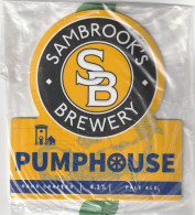 UNUSED SEALED CURVED PUMP CLIP FRONT - SAMBROOKS BREWERY - PUMPHOUSE PALE ALE - Schilder