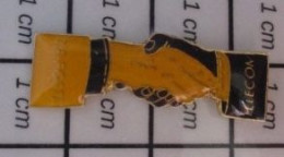 1021 Pin's Pins / Beau Et Rare / LA POSTE ET FRANCE TELECOM / POIGNEE DE MAINS Et Adieu ! - Telecom De Francia