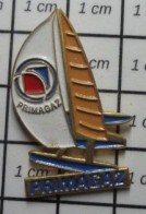 915c Pin's Pins / Beau Et Rare / SPORTS / VOILE TRIMARAN PRIMAGAZ VOILIER - Zeilen