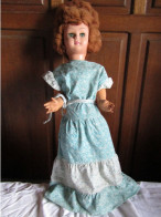 Poupée Ancienne En Plastique, Robe Bleue Et Soulier Blanc - Muñecas