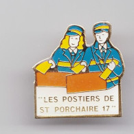 Pin's Les Postiers De Saint Porchaire   En Charente Maritime Dpt 17  Réf 2606 - Mail Services