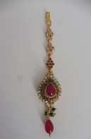Bijou De Tête Inde Pendentif Doré Pierres Couleur Rubis émeraudes Et Cristaux - Mariage Traditionnel Indien - Etnica