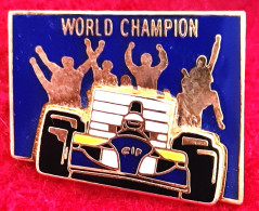 SUPERBE PIN'S F1 "WORLD CHAMPION RENAULT En émail Grand Feu Base Or, Double Moule Signé EBC 92, Format 2,5X2,5cm - F1