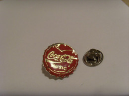 P47- Pin's Thème Capsule De Bouteille De Coca Cola/Esso - Coca-Cola