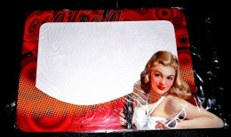 * Belle Réédition- Plaque En Tôle Lithographiée Avec Rebord : Publicité éditée Par Coca-Cola - Targhe In Lamiera (a Partire Dal 1961)