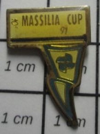 410d Pin's Pins / Beau Et Rare : SPORTS / MASSILIA CUP VOILE VOILIER DRAPEAU FANION - Zeilen