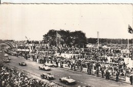 LE MANS - Circuit De La Sarthe. " Le Passage Devant Les Tribunes " - 1958 - Le Mans