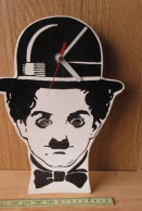 LADE 700 - HORLOGE AVEC YEUX MOBILES - Charlie Chaplin - UURWERK MET BEWEGENDE OGEN - Other & Unclassified