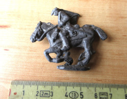 LADE L -  LODEN SOLDAAT TE PAARD MET VLAG - SOLDAT DE CONDUITE À CHEVAL AVEC DRAPEAU Plomb  - 70.23 GRAM - Soldatini Di Piombo