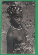 Delcampe - Carte Postale Afrique  Guinée  Jeune Fille Indigène Aux Seins Nus   Très Beau Plan - Guinea