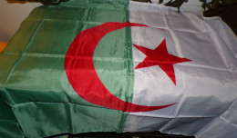 DRAPEAU ALGERIEN  , DIMENSION 150 CM X 90 CM , DEUX OEUILLETS POUR LE SUSPENDRE , ETAT NEUF VOIR PHOTO . POUR TOUT RENSE - Drapeaux