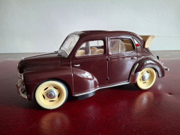 Renault 4 CV Découvrable 1954 1/17 Solido Très Bon état - Solido