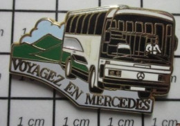 713c  Pin's Pins / Beau Et Rare / ARTHUS BERTRAND / AUTOBUS AUTOCAR VOYAGEZ EN MERCEDES - Arthus Bertrand