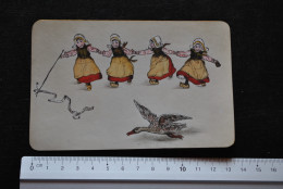 Petit Dessin Original (14 X 9) Représentant Des Jeunes Hollandaises En Sabots Dansant Et Une Oie Ou Un Canard Non Signé - Autres & Non Classés