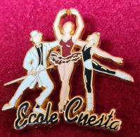 LE SUPER PIN'S Arthus BERTRAND,"ECOLE De DANSE CNESTA" En ZAMAC Base Or, Format 3,5X3,5cm, Version Tenues Rouge, Blanche - Arthus Bertrand
