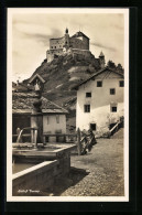 AK Tarasp, Am Brunnen Mit Blick Hinauf Zum Schloss - Tarasp