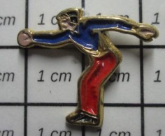713c Pin's Pins / Beau Et Rare / SPORTS / PETANQUE JOUEUR DE BOULES BOULISTE BLEU ET ROUGE - Petanque