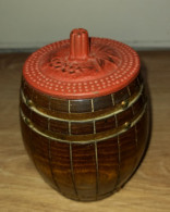 Ancien Pot à Tabac En Forme De Tonneau / Baril En Bois & Couvercle Fonte - Tabatière - Other & Unclassified